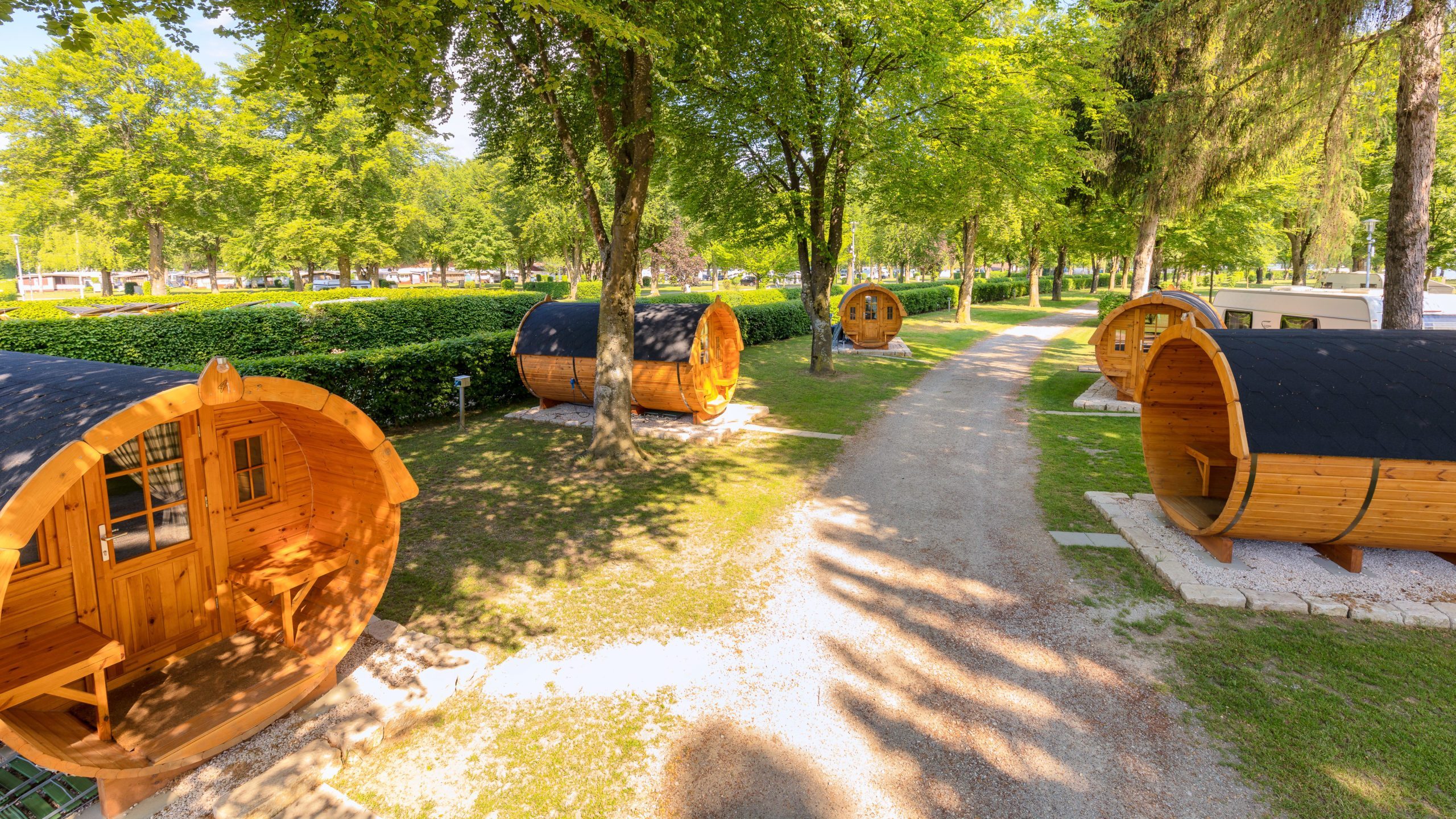 Strand-Camping-Waging-Schlaffässer