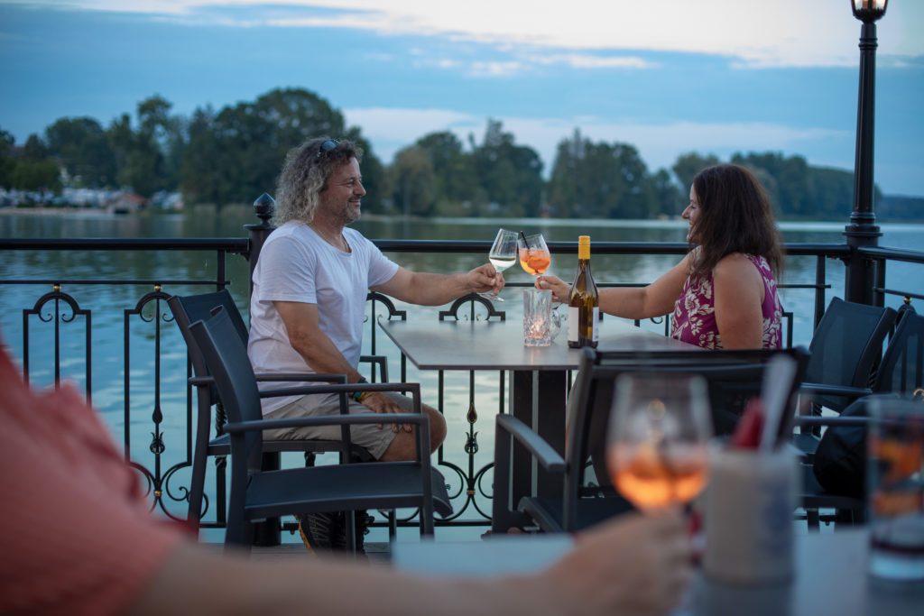 Strand-Camping-Waging-See-Terrasse-Paar-Aperol-Saison-und-Dauerstellplätze