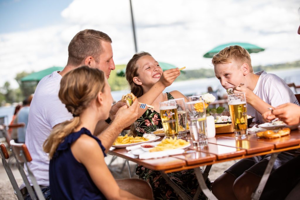 Strand-Camping-Waging-Kiosk-Biergarten-Urlaub-mit-Familie