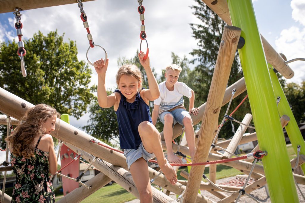 Strand-Camping-Waging-See-Spielplatz-Urlaub-mit-Familie