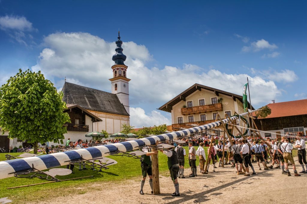 Strand-Camping-Waging-Waginger-See-Region-Maibaumaufstellen