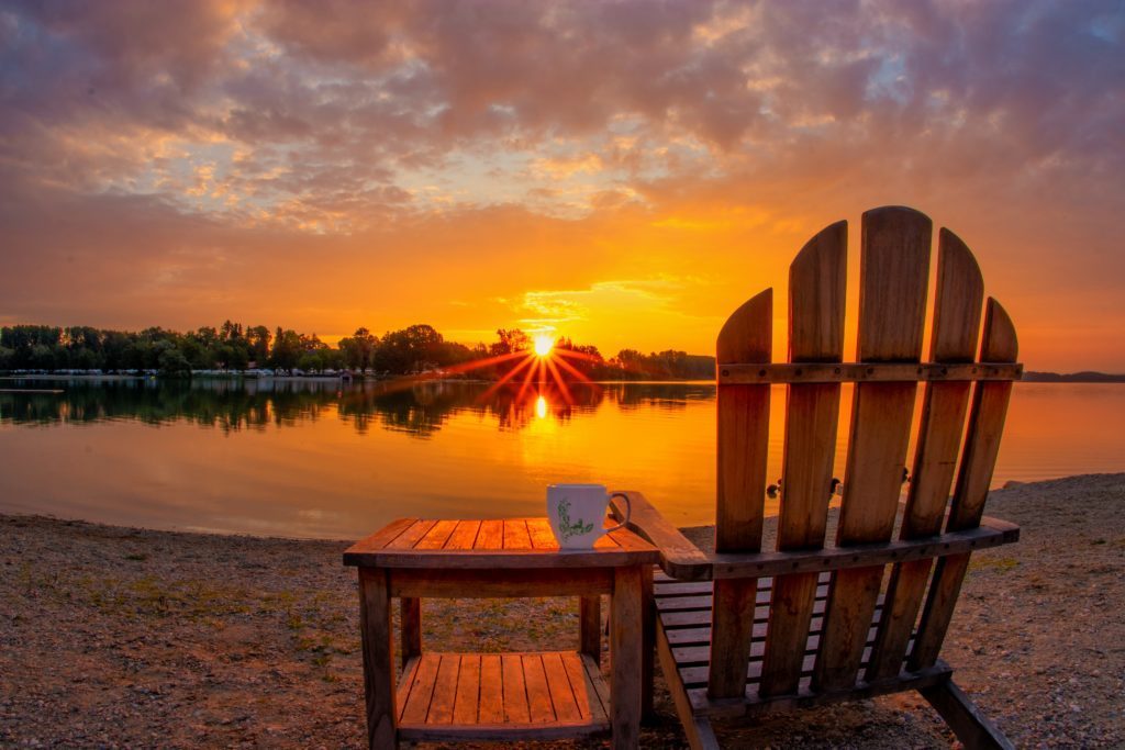 Strand-Camping-Waging-Saison-und-Daurestellplätze-Sonnenaufgang