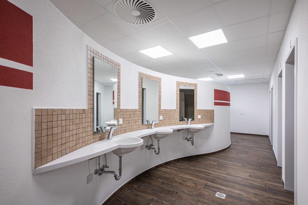 Strand-Camping-Waging-Sanitärgebäude-Sanitär-2-Toiletten