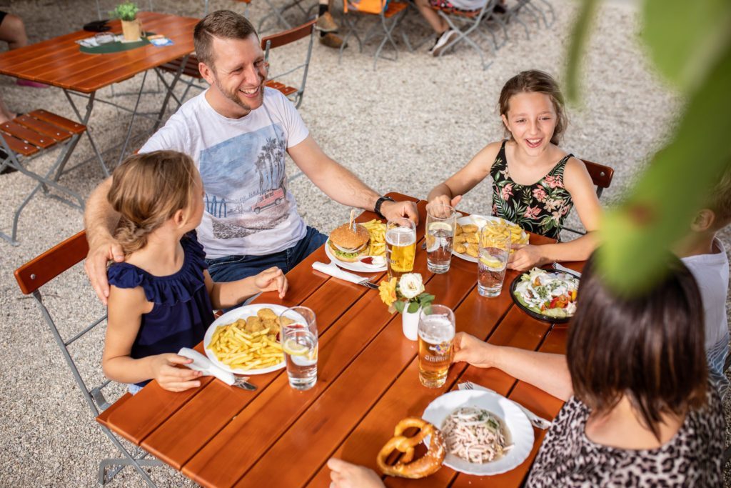 Strand-Camping-Waging-Biergarten-Pizza-Pommes-Nuggets-Burger-Wurstsalat-Kiosk